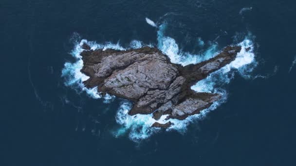 在被深蓝色海水环绕的鱼岩洞穴上 独特的海浪冲撞的空中景观 South West Rocks Australia — 图库视频影像