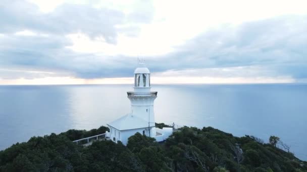 Scenic Luchtfoto Panorama Van Smoky Cape Lighthouse Gelegen Een Smalle — Stockvideo