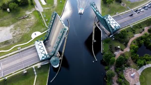 Vogelauge Über Offener Zugbrücke Über Die Küstenwasserstraße Chesapeake Dolly Forward — Stockvideo