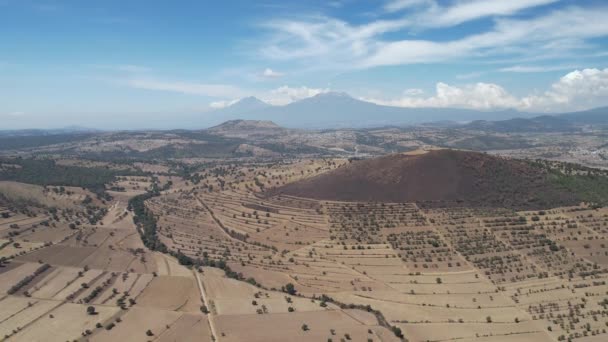 Vista Aérea Tierra Cultivo Estado Mexicano Tlaxcala Con Los Volcanes — Vídeo de stock