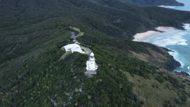 Scenic Aerial Panorama Historic Lighthouse Perched Coastal Headland Smoky Cape — Stock Video