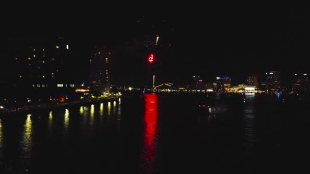 Luftaufnahme Des Nächtlichen Feuerwerks Über Dem Fluss Norfolk Virginia Dolly — Stockvideo