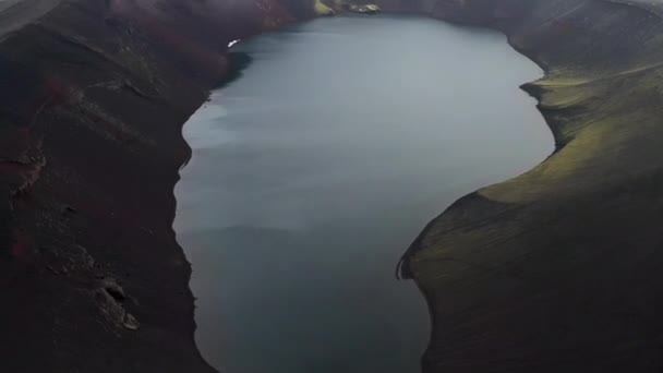 冰岛南部的Ljotipollur火山湖在阴天的空中鸟瞰 倾斜向上拍摄 — 图库视频影像