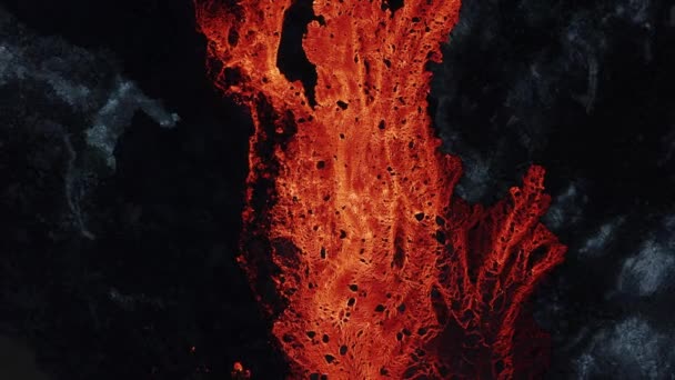 Stor Strömmande Flod Smält Röd Lava Robust Vulkanisk Miljö Uppifrån — Stockvideo