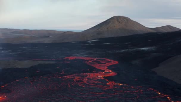 Roztavená Láva Řeka Údolí Meradalir Horami Stri Hrtur Pozadí Vzduch — Stock video