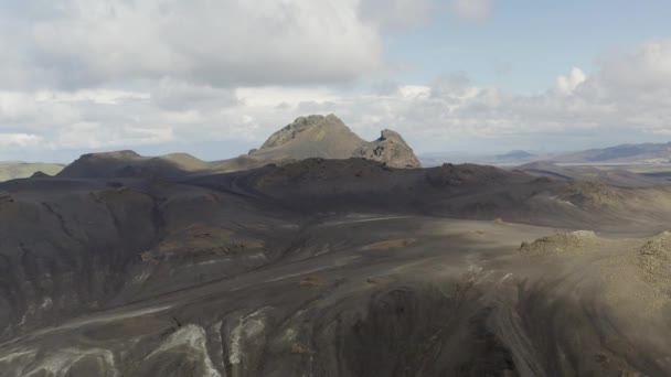 多马达勒火山在多云和阳光灿烂的天气中在冰原上的空中拍摄 — 图库视频影像