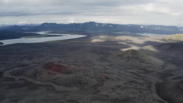 Flod Bergstopp Och Krater Island Dagtid Antenn Sidled — Stockvideo