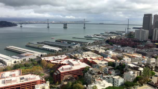 Flygfoto Oakland Bay Bridge Och Embarcadero Molnig Dag — Stockvideo