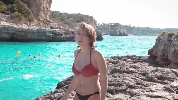 Chica Cala Santanyi Mallorca — Vídeo de stock
