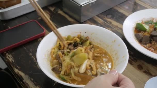 Hombre Comiendo Famoso Jeen Kanom Tradicional Con Soicy Base Sopa — Vídeo de stock