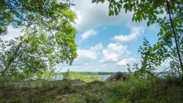 Timelapse Vacker Blå Sjö Med Mulen Himmel — Stockvideo