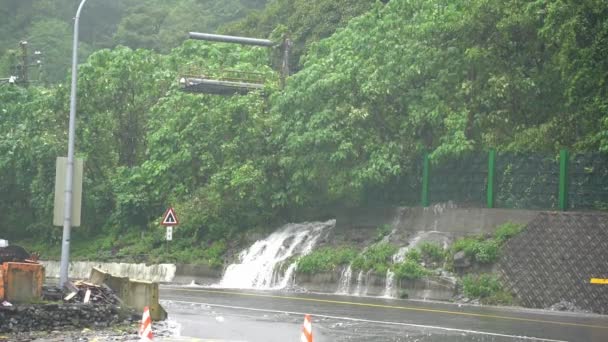 台風接近に伴う悪天候の中 台湾花蓮市の花山トンネルの道端で少し発達した大雨による危険な運転状態 — ストック動画