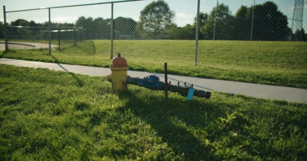 Brandhydrant Safety Inspection Flow Testing Vatten Droppar Från Läckande Industrirör — Stockvideo