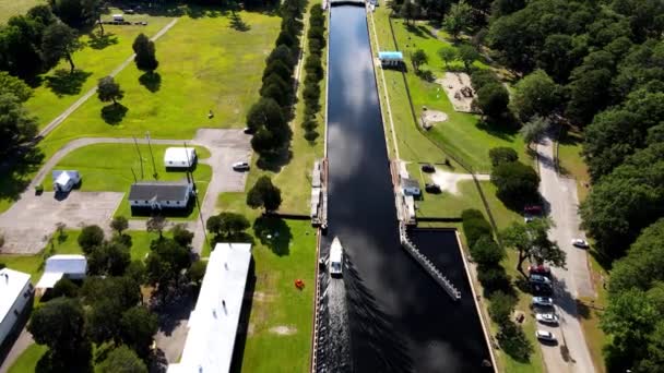 Luftaufnahme Eines Bootes Das Auf Der Küstenwasserstraße Chesapeake Unterwegs Ist — Stockvideo