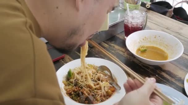 Hombre Comiendo Famoso Jeen Kanom Tradicional Con Soicy Base Sopa — Vídeo de stock