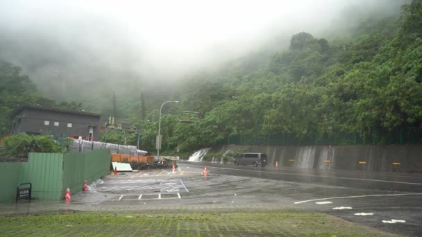 Auto Fährt Bei Schlechtem Wetter Den Berühmten Hsuehshan Tunnel Ein — Stockvideo