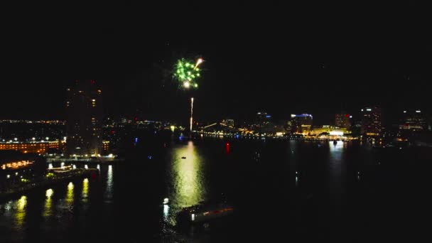 Luchtfoto Van Vuurwerk Nachts Boven Rivier Norfolk Virginia Dolly Voorwaarts — Stockvideo