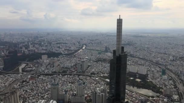 Rascacielos Superalto Chi Minh City Órbita Drones Parte Superior Con — Vídeo de stock