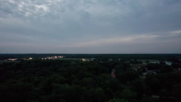 Drone Vangt Nachtelijke Hemel Van Ohio Stad Weelderige Groene Omgeving — Stockvideo