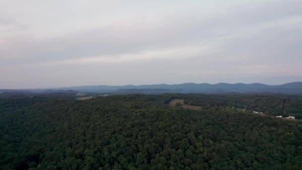 无人机拍摄了在阴天的山上落日的镜头 — 图库视频影像