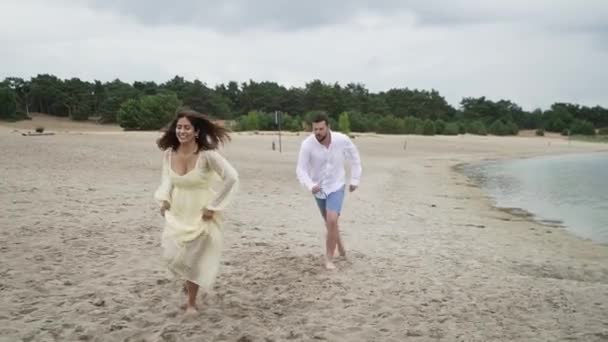 Homem Tentar Apanhar Mulher Correr Para Praia — Vídeo de Stock