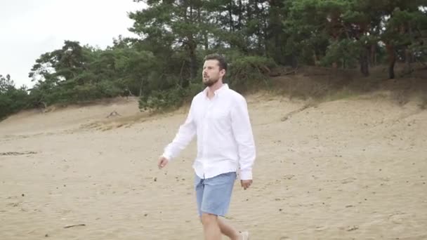 Ein Mann Geht Aus Dem Wald Einen Strand — Stockvideo
