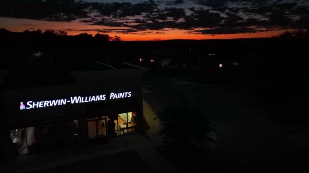 Sklep Sherwin Williams Paint Detaliczny Znak Nocy Dramatycznym Kolorowym Zachodem — Wideo stockowe