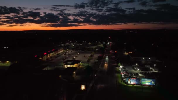 Autók Éjszaka Vezetnek Egy Amerikai Kisvárosban Hirdetőtábla Üzleti Lámpák Színes — Stock videók