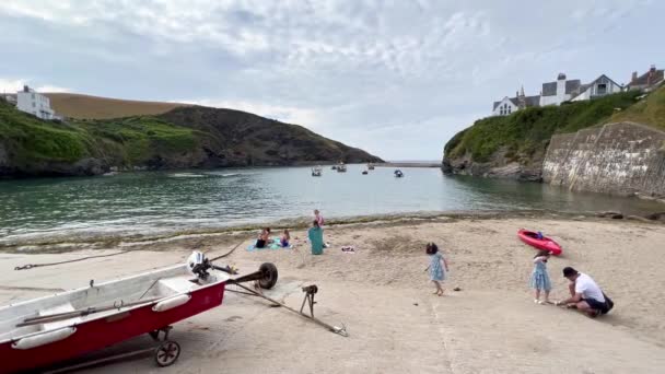 Nsanlar Cornwall Ngiltere Deki Balıkçı Köyü Port Isaac Kumlu Kumlu — Stok video
