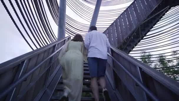 一对夫妇在比利时萨哈拉塔楼的楼梯上走着 — 图库视频影像
