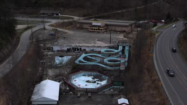 Filmagem Drones Aéreos Orbitando Esquerda Torno Abandonado Fugates Entertainment Center — Vídeo de Stock