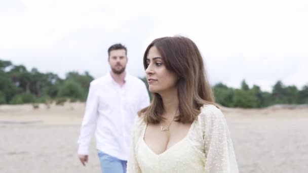 Soțul Mergând Soția Lui Sărută — Videoclip de stoc