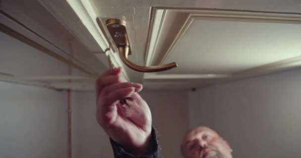 Mann Verriegelt Eingangstür Mit Schlüsseln Hand Und Schlüsselloch Nahaufnahme Flache — Stockvideo