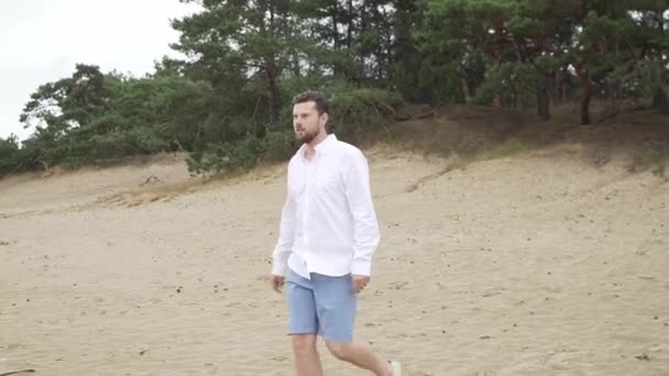 Homem Saindo Floresta Uma Praia Areia Câmera Lenta — Vídeo de Stock