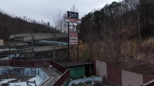 Dron Záběry Stoupá Před Fugates Entertainment Center Přihlásit Východní Kentucky — Stock video