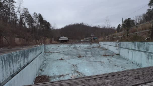 Terk Edilmiş Aşırı Büyümüş Havuz Kaydırma Görüntüleri Doğu Kentucky Deki — Stok video