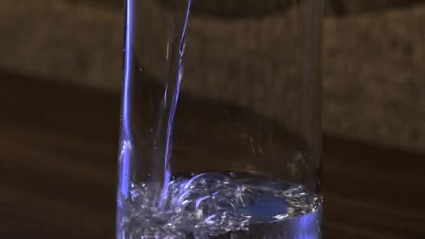 Water Gieten Een Schoon Glas Close Met Voetstuk Beweging — Stockvideo