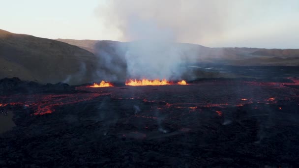 Roca Basalto Salvaje Llena Valle Meradalir Con Lava Vomitando Volcán — Vídeos de Stock