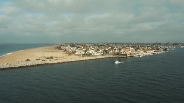 Piękny Dron Powietrzny Kalifornijskiej Plaży Przybrzeżnej Łodzi Porcie Stopniowe — Wideo stockowe