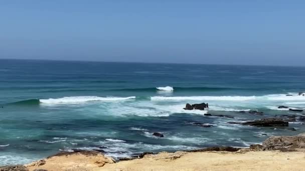アリバビーチ カスカイス リスボン ポルトガルの黄金の時間の完璧な波に向かって広いビュー サーフィンをするのに最適です — ストック動画