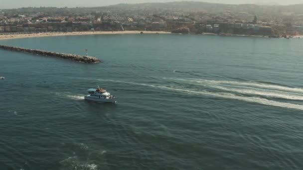 美丽的加利福尼亚海滨无人驾驶飞机 港口有船 — 图库视频影像