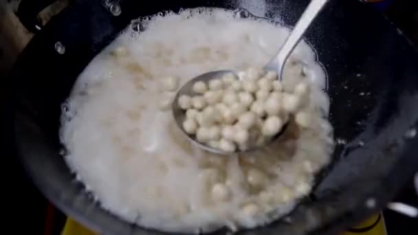 나이지리아의 맛있는 과자를 만들기 반죽에 땅콩이나 땅콩을 코팅하는 — 비디오