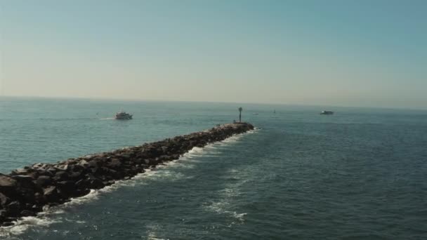 Belo Drone Aéreo Praia Costeira Califórnia Com Barcos Porto Graded — Vídeo de Stock