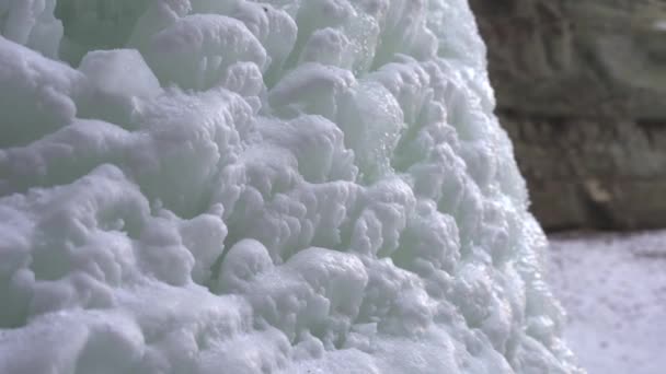 Ближе Снимок Замерзшего Водопада Каньоне Уайлдкэт Парке Штат Рок Водой — стоковое видео