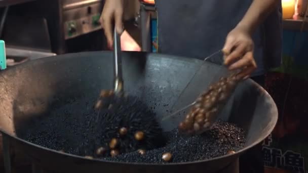 Närbild Skott Berömda Taiwan Nattmarknad Närbild Skott Professionella Rostning Kastanjer — Stockvideo