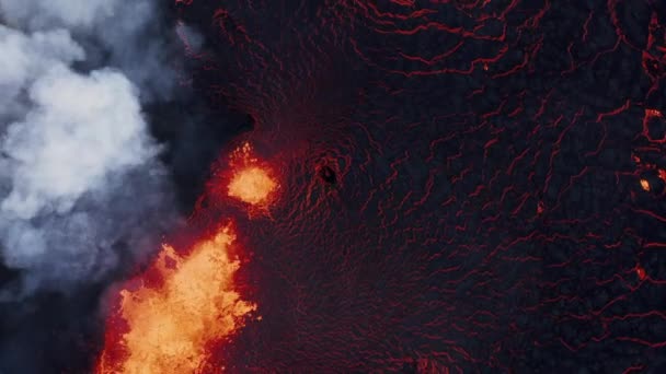 Горящая Лава Поверхности Земли Действующий Вулкан Извергающий Магму Река Лава — стоковое видео