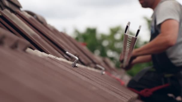 Homem Trabalhador Telhado Que Instala Suporte Para Painéis Solares Vista — Vídeo de Stock