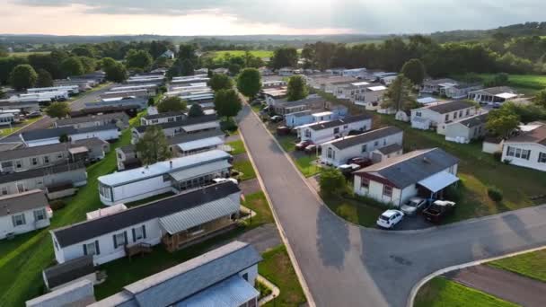 夏天的风暴在美国农村移动家庭拖车公园卷土重来 低空低收入者住房 美国的贫困主题 — 图库视频影像