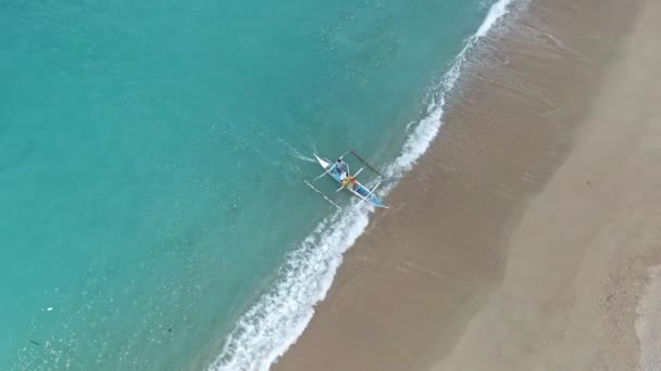 Beyaz Kumsal Sahiline Yanaşan Küçük Tekneyi Izlerken Keyifli Bir Sakinleştirici — Stok video