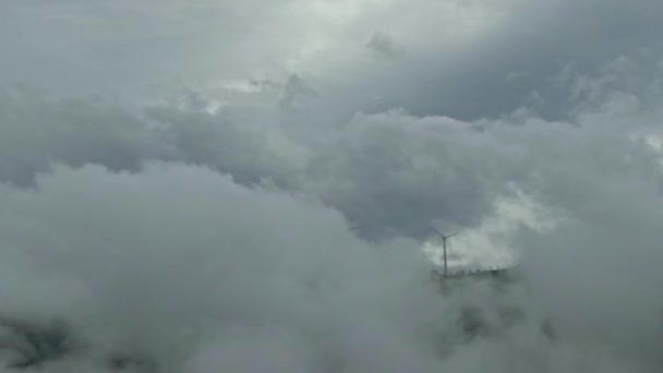 山頂からは風車を取り巻く巨大な壮大な雲が一望できます — ストック動画